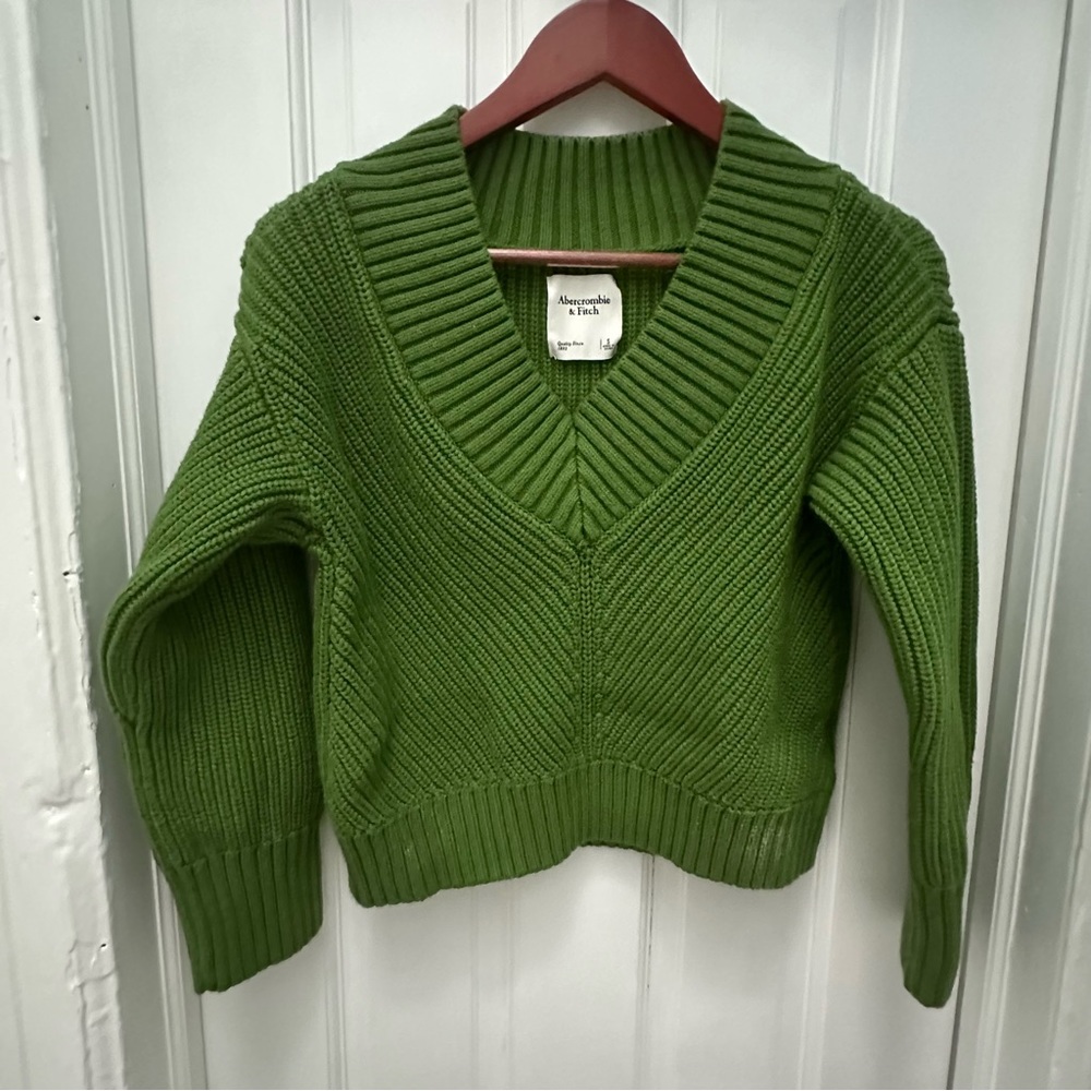 ABERCROMBIE & FITCH Cropped V-Neck Sweater